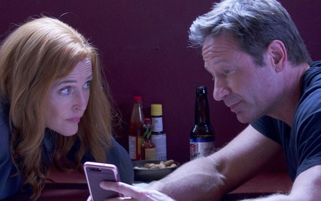 Os atores Gillian Anderson e David Duchovny em episódio da 11ª temporada de Arquivo X - Imagens: Divulgação/Fox