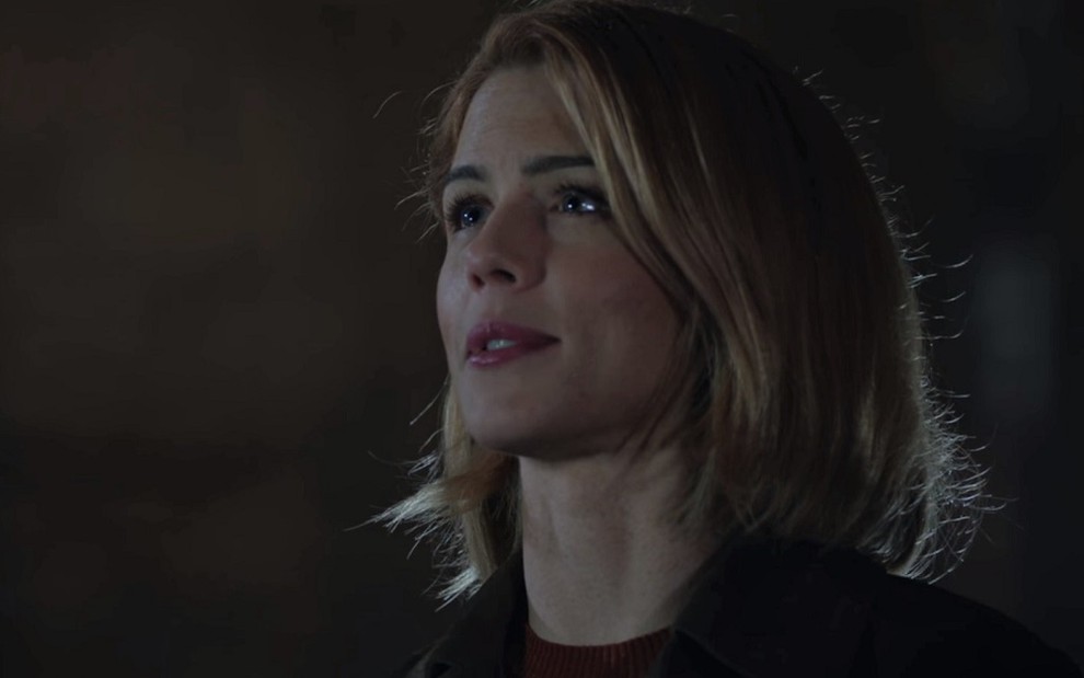 A atriz Emily Bett Rickards em sua última cena na sétima temporada de Arrow; Felicity está de volta!