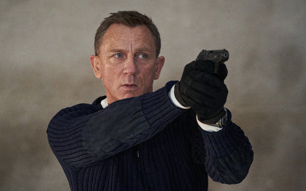 Daniel Craig aponta arma em cena do filme 007: Sem Tempo Para Morrer