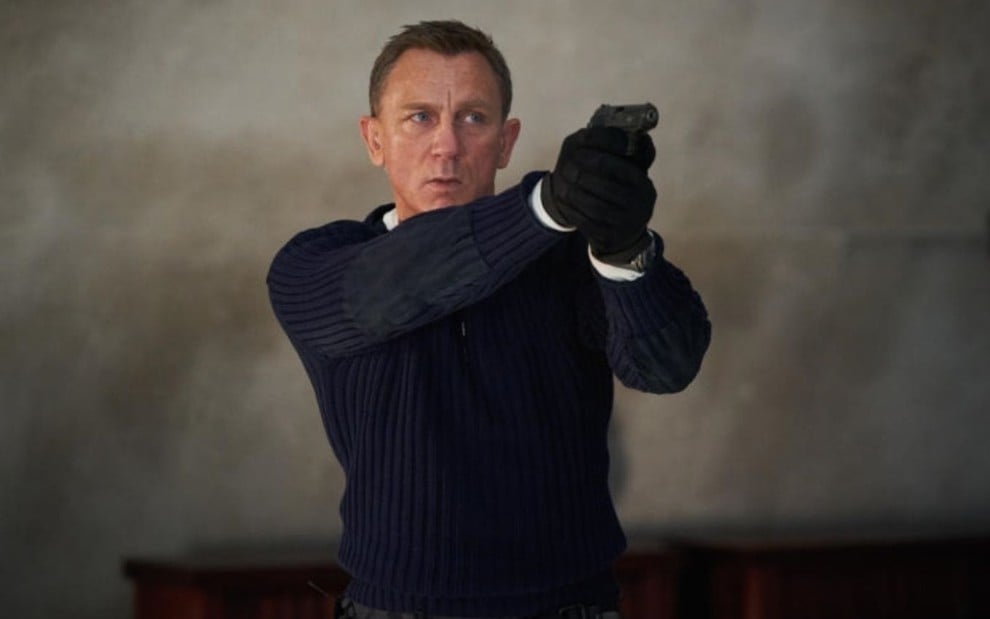 James Bond (Daniel Craig) mira com sua arma em cena de  007: Sem Tempo Para Morrer