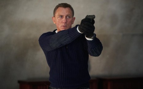 James Bond (Daniel Craig) mira com sua arma em cena de  007: Sem Tempo Para Morrer