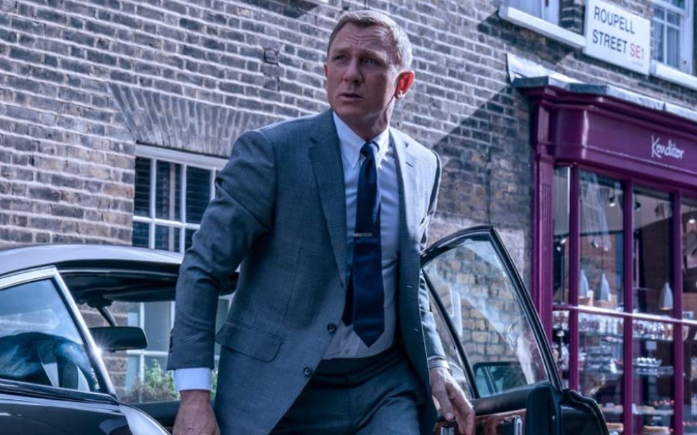 Daniel Craig sai de dentro de um carro em cena do filme 007: Sem Tempo Para Morrer