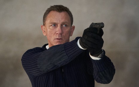 Daniel Craig aponta arma em cena do filme 007: Sem Tempo Para Morrer