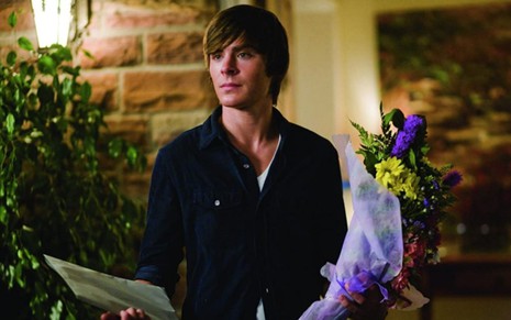 Zac Efron com um buquê de flores em cena do filme 17 Outra Vez (2009)