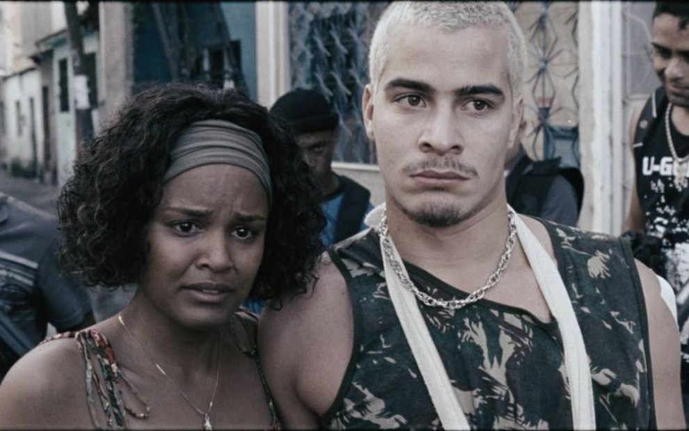 Cintia Rosa e Thiago Martins em cena do filme 5x Favela