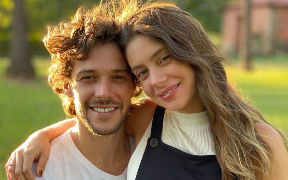 Jayme Matarazzo e Luiza Tellechea sorriem em foto publicada no Instagram
