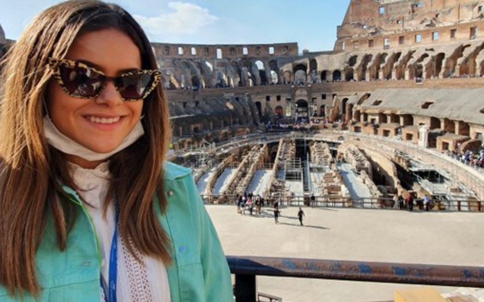 Maisa Silva no Coliseu, em Roma, na Itália, em foto publicada no Twitter em 24 de fevereiro de 2020