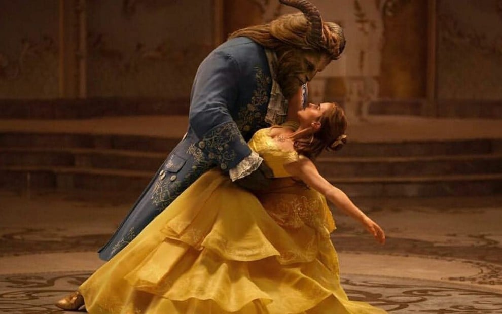 Dan Stevens e Emma Watson dançam valsa em cena clássica de A Bela e a Fera (2017)