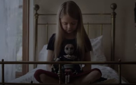 Kylie Rogers brinca com boneca misteriosa em cena de A Boneca do Mal (2014)