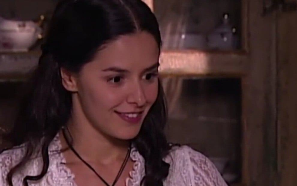 Sorridente, Bianca Rinaldi aparece em cena da novela A Escrava Isaura, da Record