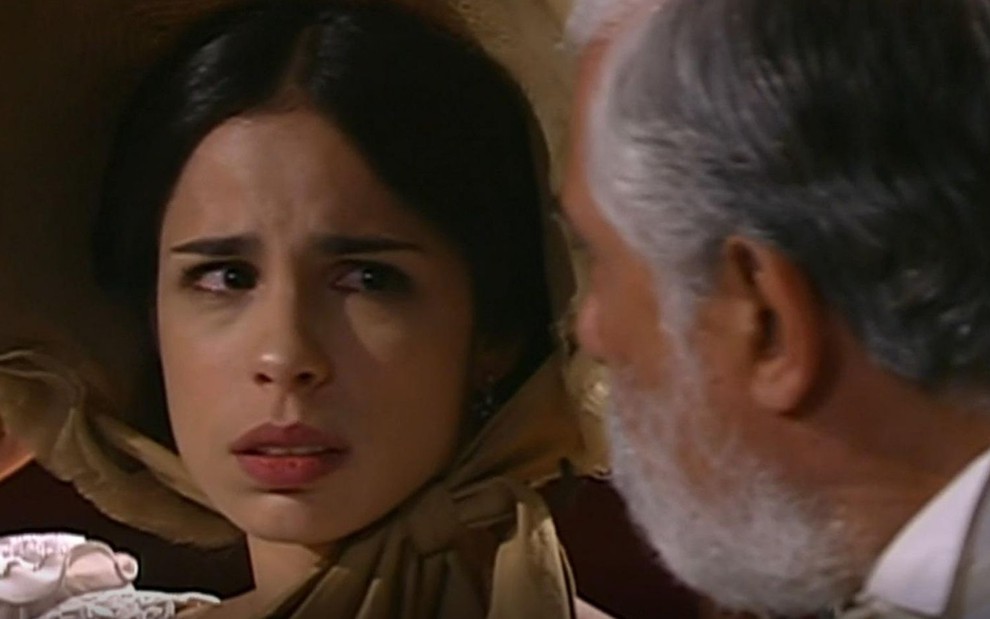 Assustada, Malvina (Maria Ribeiro) reage com surpresa durante julgamento sobre assassinato de Leôncio