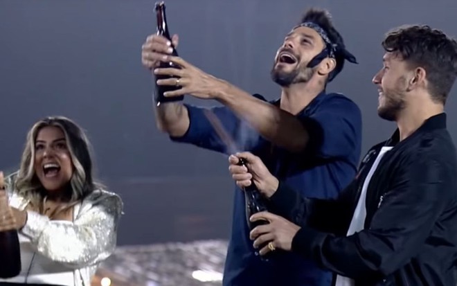 Imagem de Hariany Almeida, Diego Grossi e Lucas Viana estourando champanhe