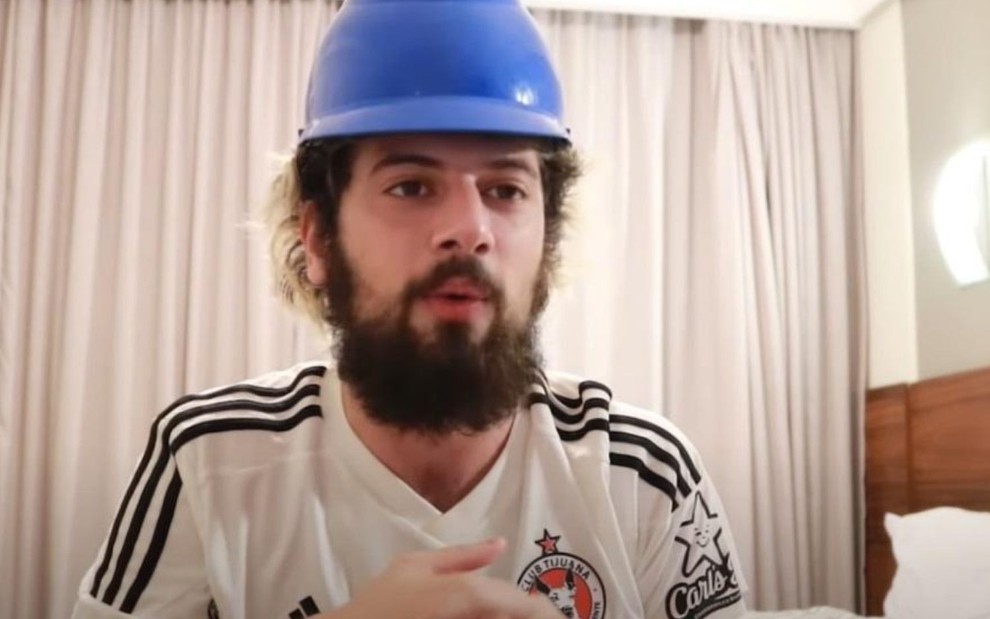 O jornalista Lucas Strabko, o Cartolouco, de chapéu azul em vídeo gravado em quarto de hotel