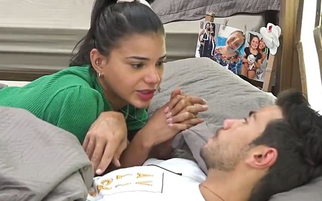 Jakelyne e Mariano deitados na cama discutindo a relação em A Fazenda 12