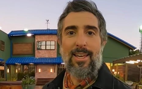 O apresentador Marcos Mion em vídeo apresentando a sede de A Fazenda 12
