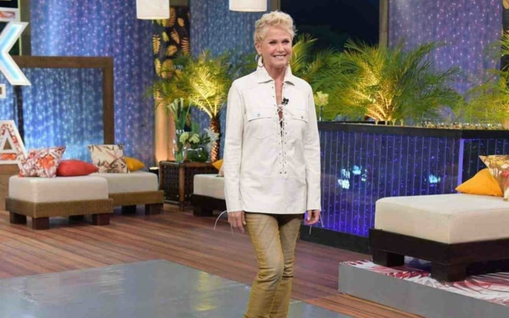 A apresentadora Xuxa Meneghel sorridente em visita na oitava temporada de A Fazenda, em 2015