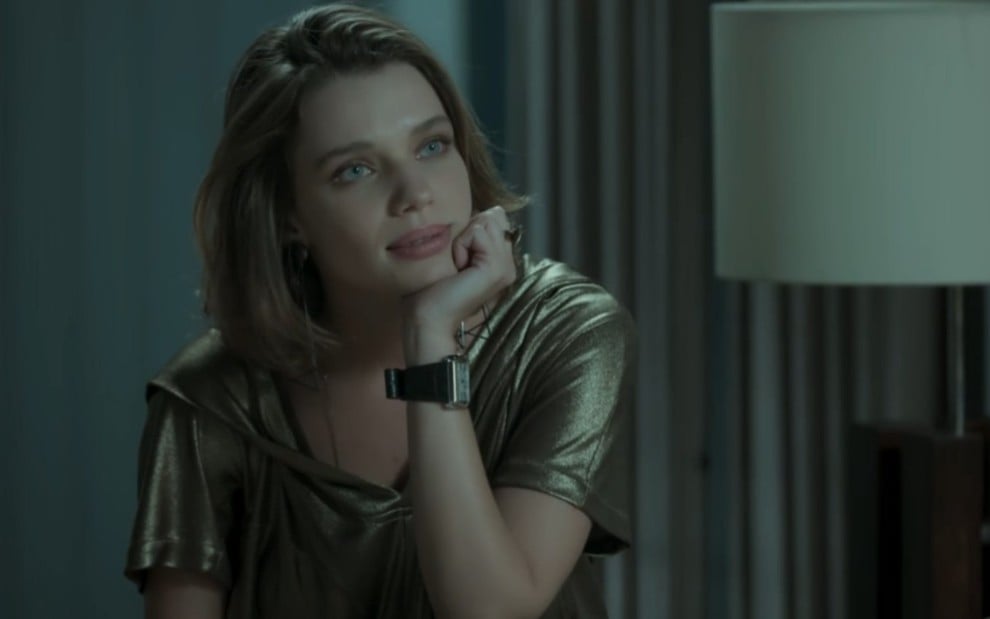A atriz Bruna Linzmeyer com expressão séria em cena como Cibele de A Força do Querer
