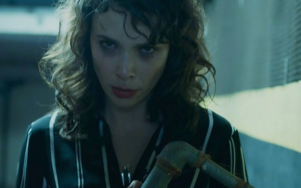 A atriz Débora Falabella com maquiagem borrada e expressão sinistra em cena de A Força do Querer