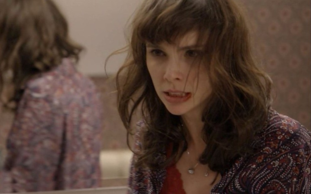 A atriz Débora Falabella com expressão de raiva e cabelos bagunçados em cena de A Força do Querer