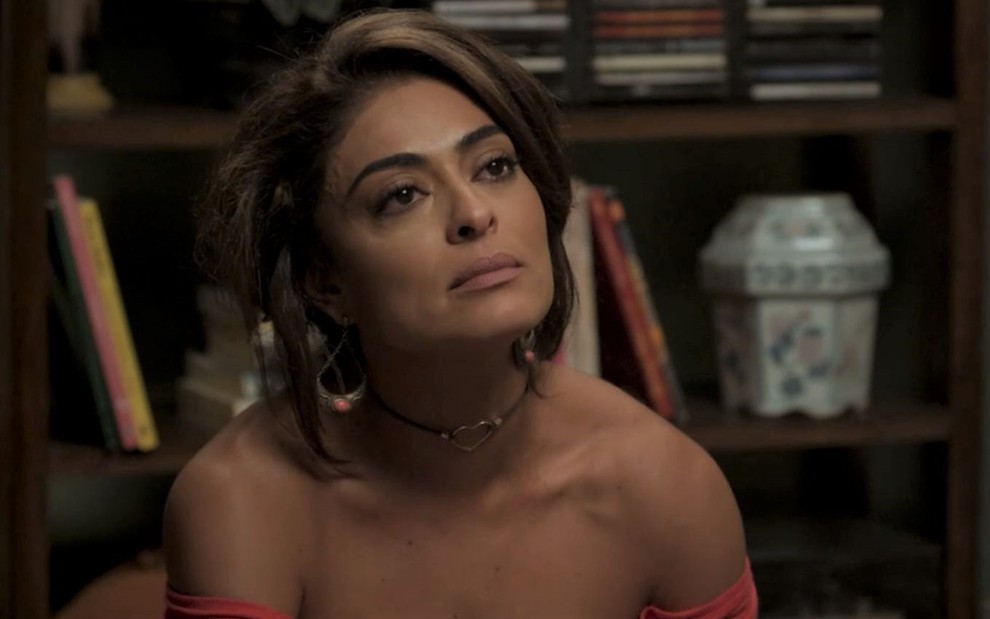 Com expressão fechada, a personagem Bibi (Juliana Paes) aparece em cena de A Força do Querer