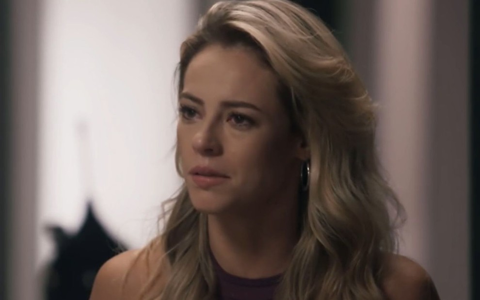 A atriz Paolla Oliveira com expressão de choro em cena como Jeiza em A Força do Querer