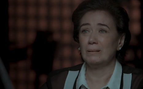 A atriz Lilia Cabral com expressão de choro em cena como Silvana de A Força do Querer
