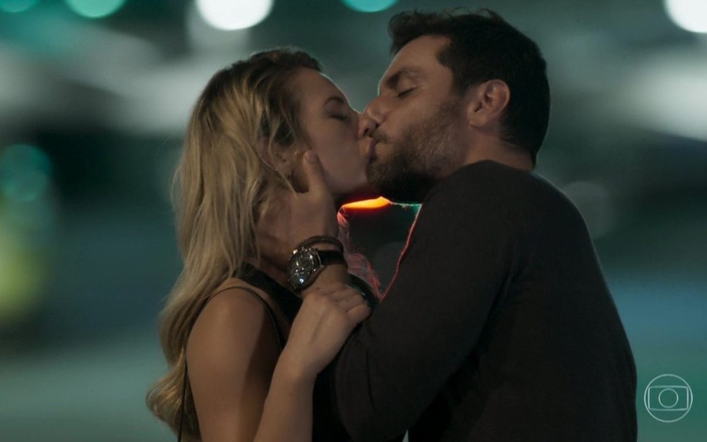 Os atores Paolla Oliveira e Rodrigo Lombardi se beijando em cena de A Força do Querer