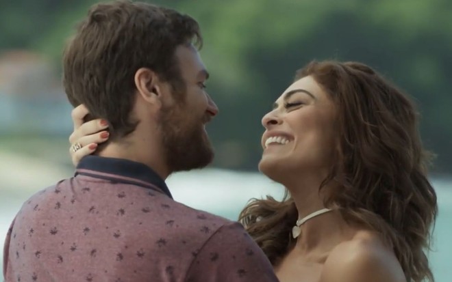 Rubinho (Emilio Dantas) e Bibi (Juliana Paes) se abraçam apaixonados em A Força do Querer, da Globo