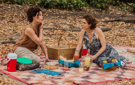 Carolina Ferraz (à esq) e Sandra Corveloni conversam e fazem piquenique em cena do filme nacional A Glória e a Graça