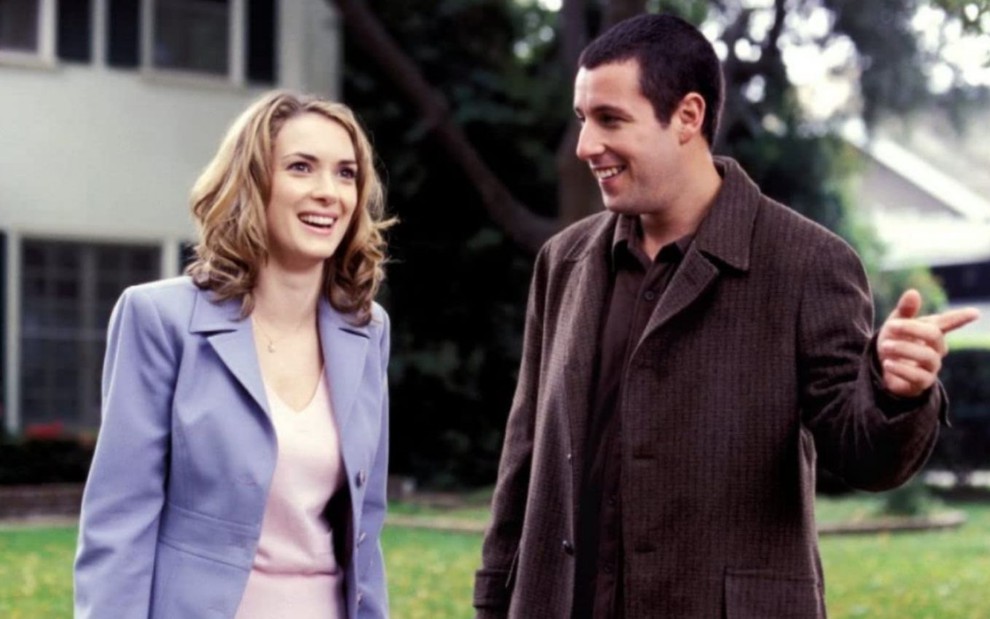 Winona Ryder e Adam Sandler conversam em cena do filme A Herança de Mr. Deeds (2002)