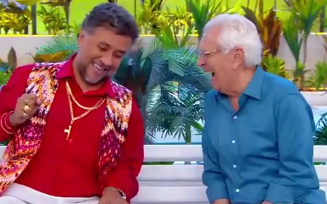 No banco de A Praça É Nossa, Paulinho Gogó (Maurício Manfrini) e Carlos Alberto de Nóbrega dão risada
