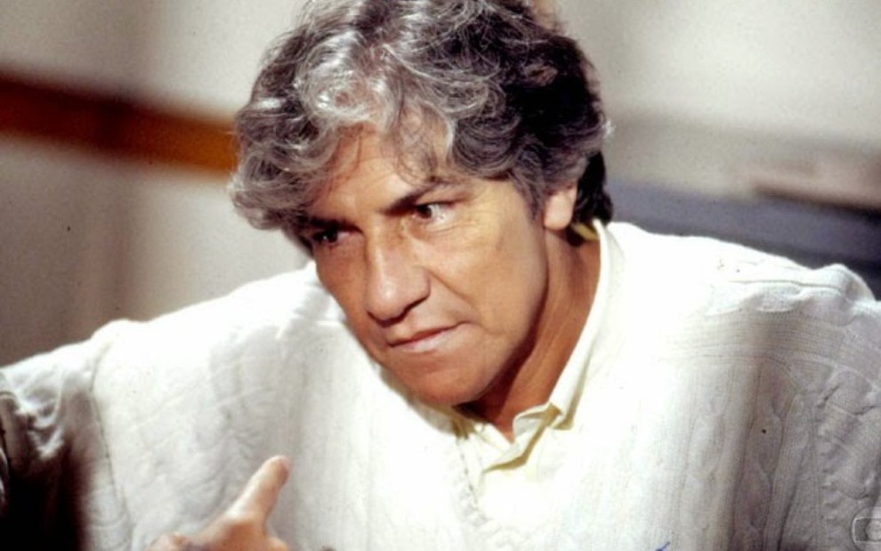 O ator Claudio Cavalcanti com expressão séria em cena da novela A Viagem (1994)