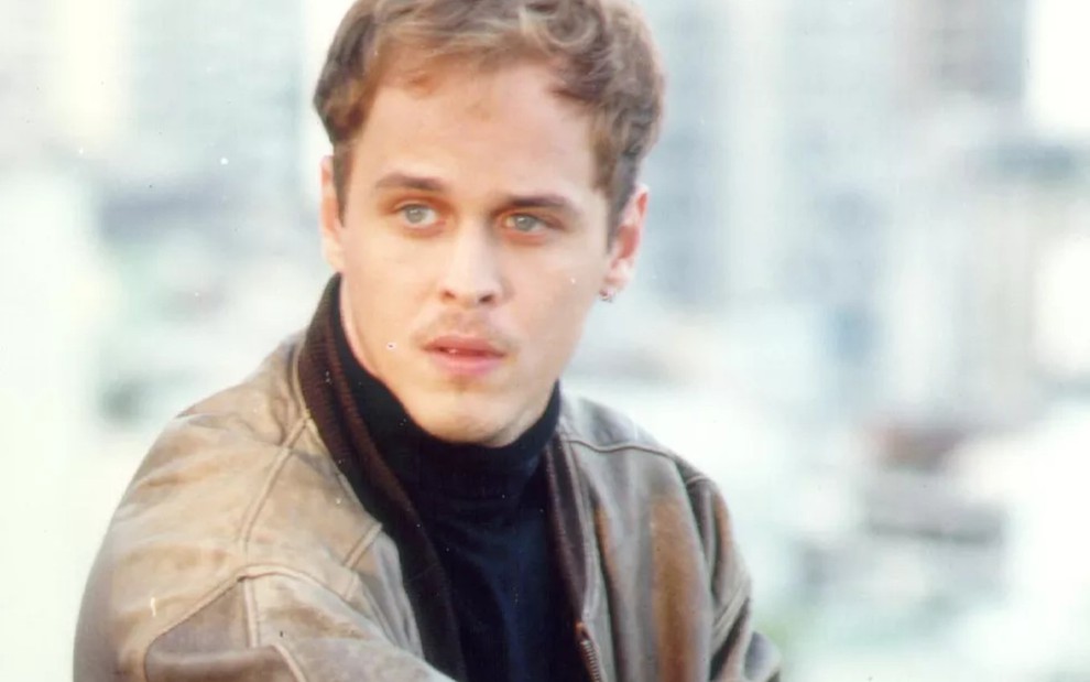 O ator Guilherme Fontes com expressão séria em cena como Alexandre na novela A Viagem (1994)