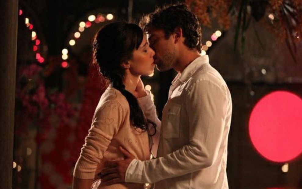 Os atores Marjorie Estiano e Rafael Cardoso em cena de beijo em A Vida da Gente