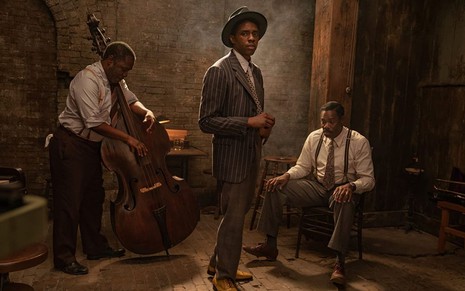 Michael Potts (à esq), Chadwick Boseman e Colman Domingo em foto de divulgação de A Voz Suprema do Blues (2020)