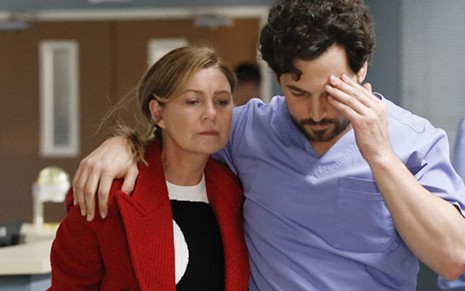Os atores Ellen Pompeo e Giancomo Gianniotti em cena de Grey's Anatomy