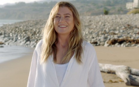 Ellen Pompeo anda na praia em cena da 17ª temporada de Grey's Anatomy