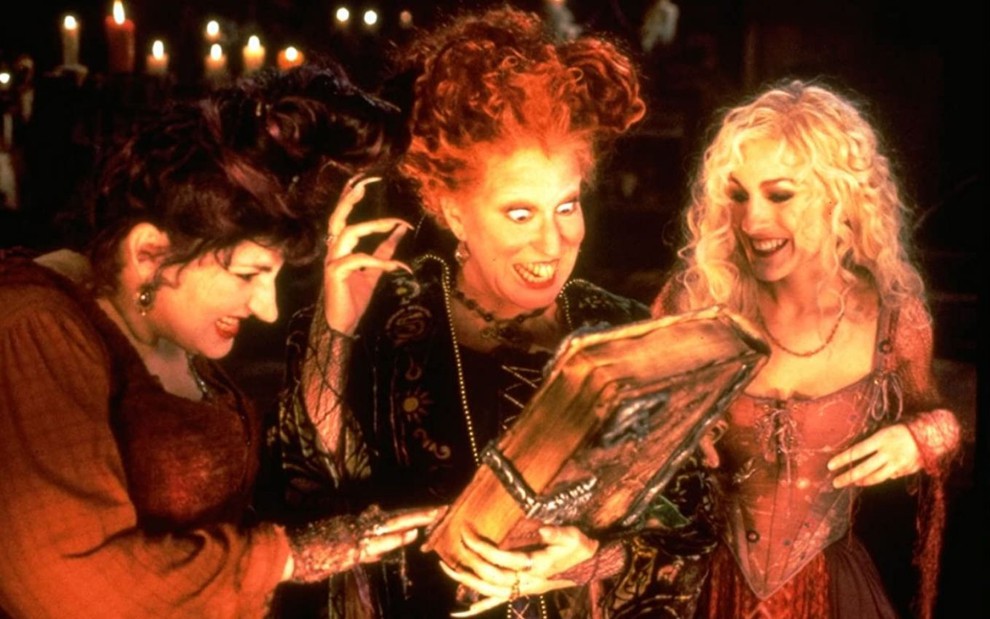 Kathy Najimy, Bette Midler e Sarah Jessica Parker em cena de Abracadabra