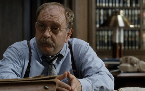 O ator Wilford Brimley caracterizado como um advogado em cena de Ausência de Malícia
