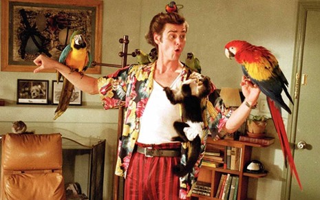 Jim Carrey brinca com animais em cena do filme Ace Ventura
