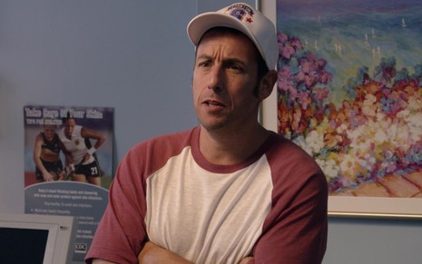 Adam Sandler com expressão de confusão em cena do filme Gente Grande 2 (2013