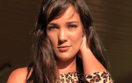 A atriz Adriana Birolli em foto posada, publicada em seu perfil no Instagram