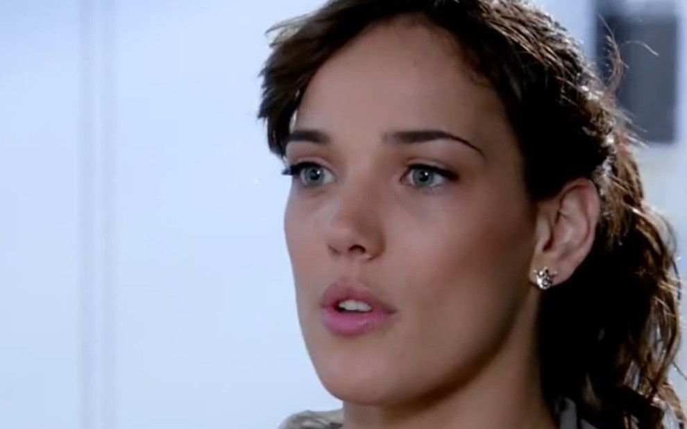 A atriz Adriana Birolli com expressão séria em cena como a personagem Patrícia na novela Fina Estampa, da Globo