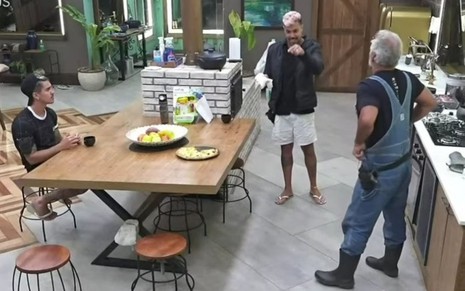 Biel, Lipe Ribeiro e Mateus Carrieri, da esquerda para a direita conversando na cozinha de A Fazenda 12