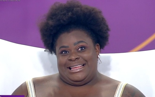 Imagem de Jojo Todynho imitando a cara de Biel no palco do Hora do Faro