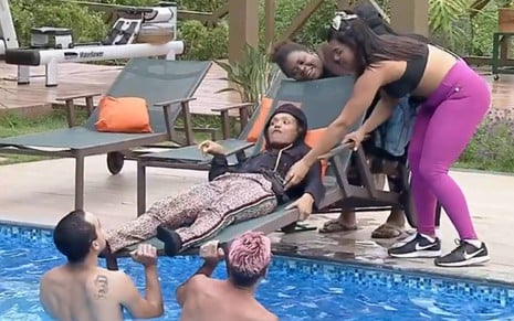 Lucas e Lipe estão na piscina e tentam segurar a cadeira na qual Lidi está sentada. Jojo e Tays chegam para tentar pegar a cadeira