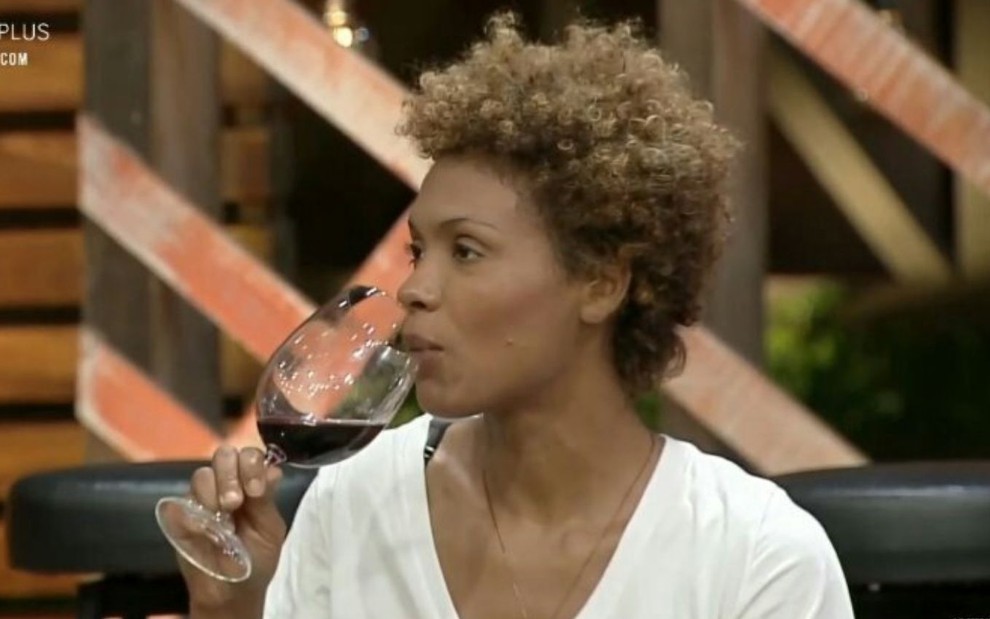 Imagem de Lidi Lisboa tomando uma taça de vinho em jogo da discórdia de A Fazenda 12