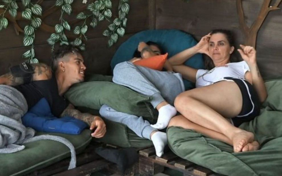 Imagem de Luiza Ambiel conversando com MC Mirella e Biel na casa da árvore de A Fazenda 12