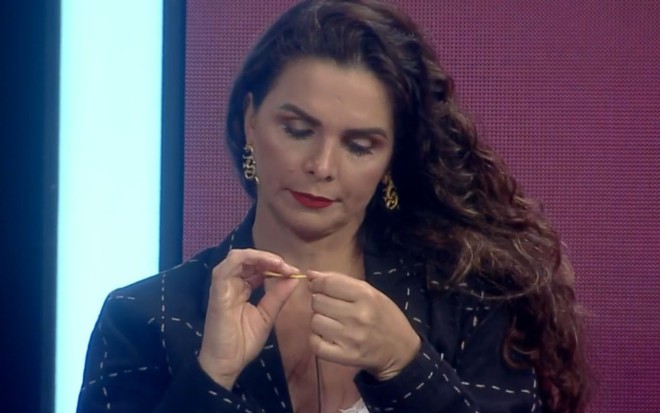 Imagem de Luiza Ambiel lixando a unha durante votação da roça em A Fazenda 12