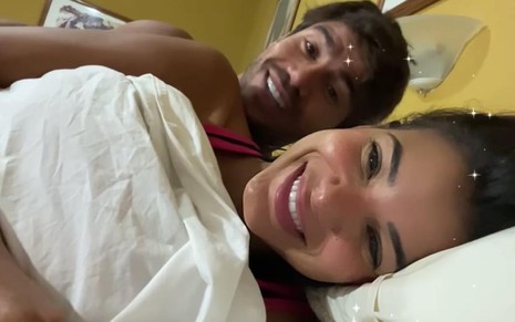 Imagem de Mariano e Jakelyne Oliveira em cama de hotel